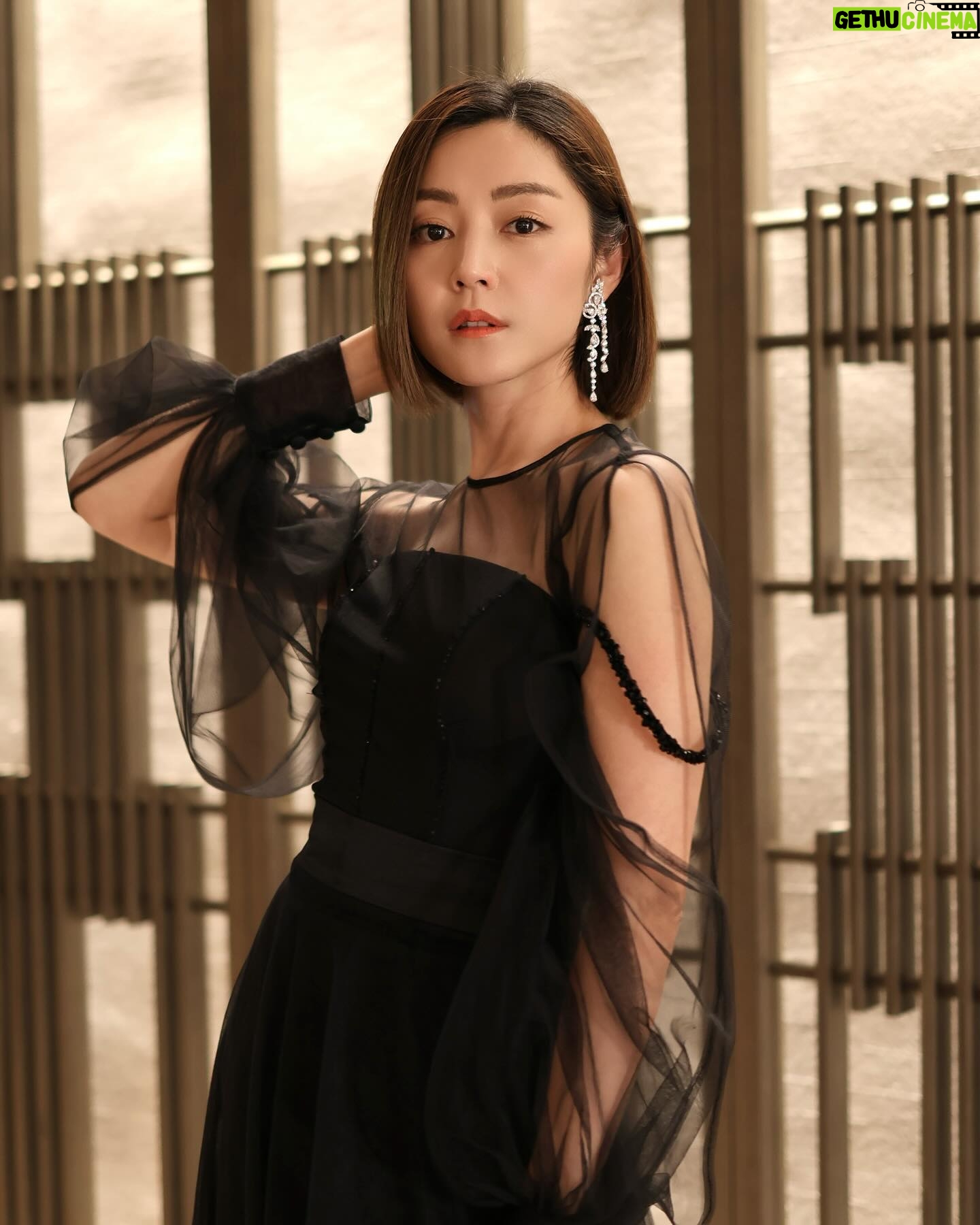 Michelle Wai - 5.6K Likes - 掛住我把長頭髮嗎?😆
Jewelry: @emperorjewellery #英皇珠寶 #EmperorJewellery
Gown: @victorchanstudio
Makeup and Hair: MW
Camera: @canonhongkong