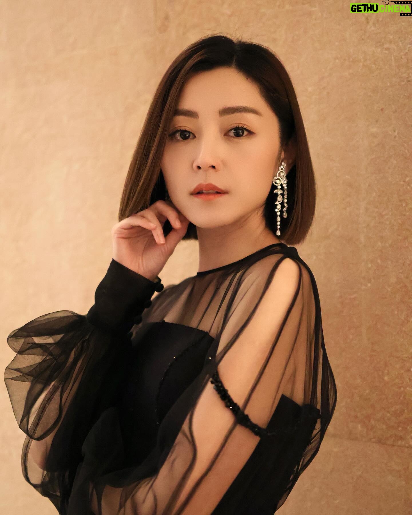 Michelle Wai - 5.6K Likes - 掛住我把長頭髮嗎?😆
Jewelry: @emperorjewellery #英皇珠寶 #EmperorJewellery
Gown: @victorchanstudio
Makeup and Hair: MW
Camera: @canonhongkong