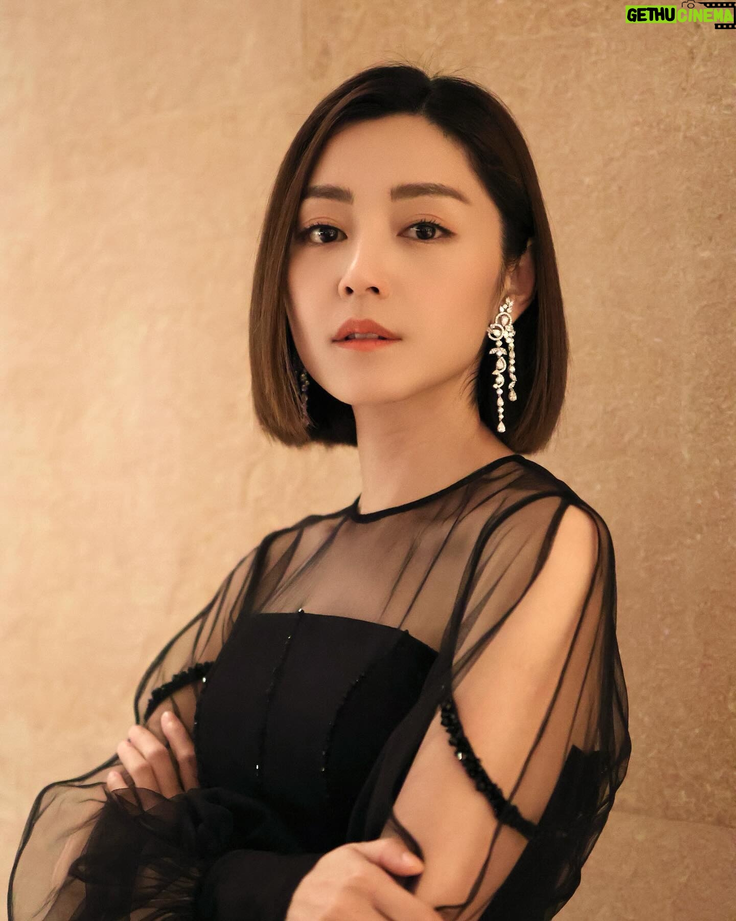 Michelle Wai - 5.6K Likes - 掛住我把長頭髮嗎?😆
Jewelry: @emperorjewellery #英皇珠寶 #EmperorJewellery
Gown: @victorchanstudio
Makeup and Hair: MW
Camera: @canonhongkong