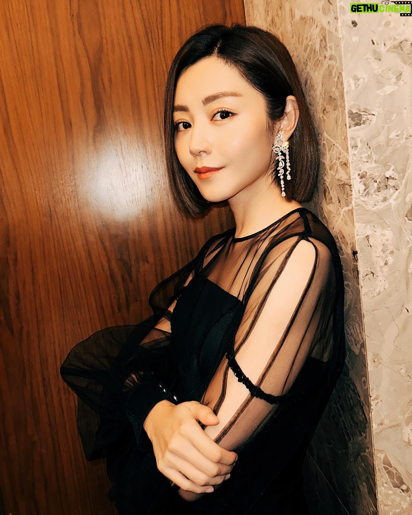 Michelle Wai - 5.6K Likes - 掛住我把長頭髮嗎?😆
Jewelry: @emperorjewellery #英皇珠寶 #EmperorJewellery
Gown: @victorchanstudio
Makeup and Hair: MW
Camera: @canonhongkong
