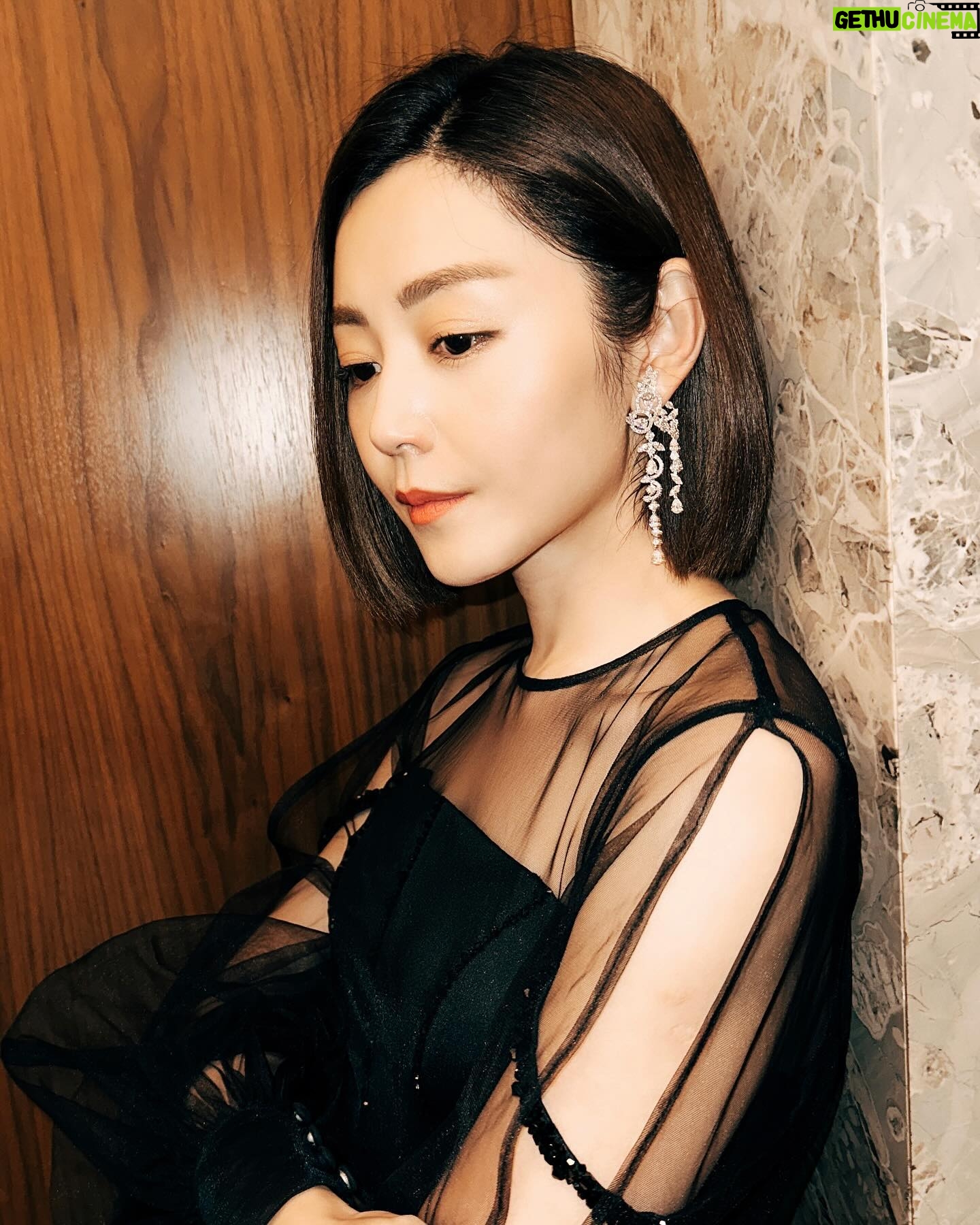 Michelle Wai - 5.6K Likes - 掛住我把長頭髮嗎?😆
Jewelry: @emperorjewellery #英皇珠寶 #EmperorJewellery
Gown: @victorchanstudio
Makeup and Hair: MW
Camera: @canonhongkong