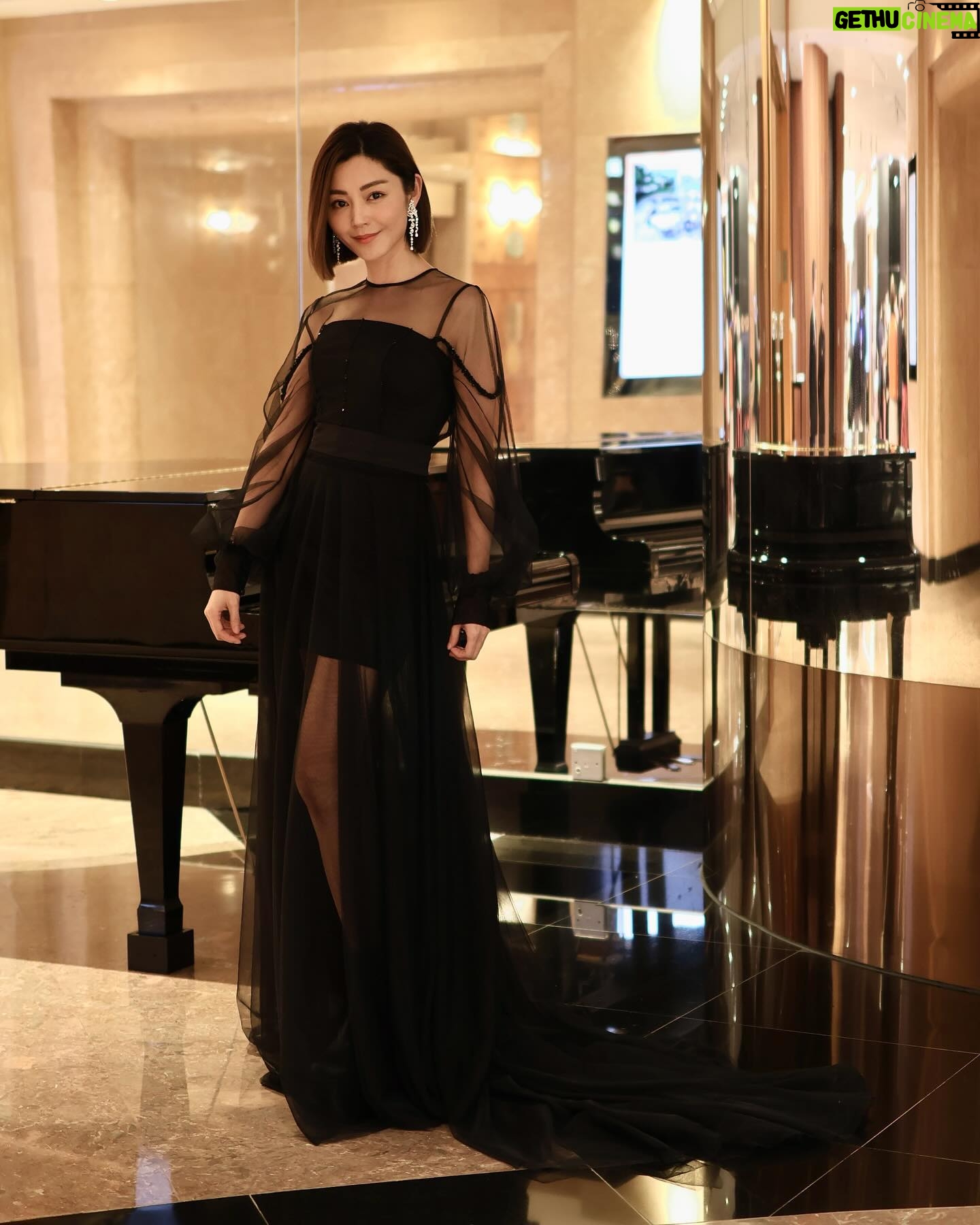 Michelle Wai - 5.6K Likes - 掛住我把長頭髮嗎?😆
Jewelry: @emperorjewellery #英皇珠寶 #EmperorJewellery
Gown: @victorchanstudio
Makeup and Hair: MW
Camera: @canonhongkong