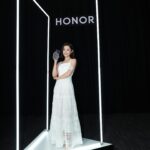 Michelle Wai Instagram - 早排去咗HONOR最新推出嘅Magic6 Pro手機活動。呢款新手機配置咗單反級 AI鷹眼相機系統，可以輕鬆捕捉到快速移動嘅場景或者動作！無論係用黎幫自己記錄工作或平日美好時刻，全部都可以輕鬆搞掂。 我仲即場用枱上工具試刮HONOR Magic6 Pro的屏幕表面，刮之前我問現場工作人員係咪真係要刮落去？花咗點算？工作人員叫我放心刮，一定唔會有問題，有事都唔洗我負責我先夠膽用硬幣刮落手機表面，點知真係完全無花痕，完全體現到手機屏幕的強硬度。 今次新手機仲有好多強大功能，例如全新AI魔法作業系統MagicOS 8.0，設有「HONOR任意門」功能，只需要輕輕一拖，就可以即刻滿足各種需求。另外佢仲擁有 5600mAh超大電池容量，平時出街點用點影都唔怕好快無電，真係岩哂我！ @honor.hk @chillchipr #HonorHongKong #Honor #Honorglobal #Honor Magic6 Pro #AI #MagicOS8.0 #DiscoverTheMagic
