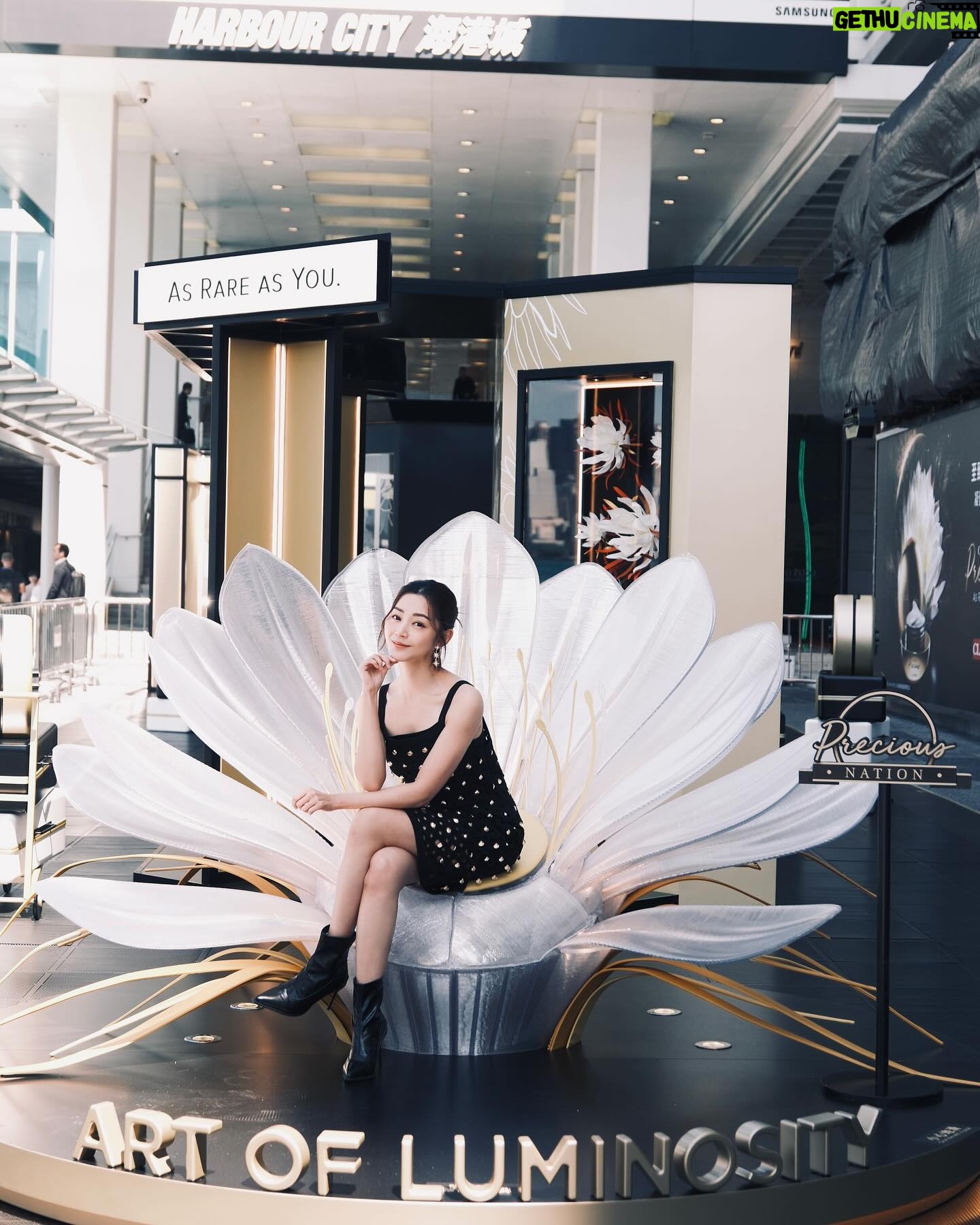 Michelle Wai Instagram - 好開心被邀請率先參觀CLARINS Precious #珍稀凝時體驗館 🖤 之前已經有用呢個系列既皇牌#至臻凝時面霜,質地夠潤又易吸收,用完會feel到皮膚好滑好有光澤✨ 而且仲有淡淡花香,俾人有種好似做完Spa嘅relax感覺🥰 而現場既美容師仲教我配合埋Loutil按摩儀一齊用 呢粒好似心型按摩儀融入咗人手按摩藝術,令緊緻效果更事半功倍。 嚟緊出席重要場合,等我每日用佢修靚輪廓先🧏🏻♀️ 今次體驗館由海運大廈露天廣場一直延伸到入口大堂,有多個靚靚打卡位同互動體驗可以玩。大家跟住我就一定有着數:😎 1️⃣完成會場嘅指定體驗後就可以獲得全效美肌體驗裝 (價值HK$224)🎁。 2️⃣記得喺 「光影月下鞦韆」打卡,然後喺自己既社交平台分享兼加上指定hashtag,就有機會獲得價值豐富獎品,當中大獎係Klook禮品卡連至臻凝時探索套裝 (價值HK$5,000)。所以我就去晒咁多個打卡位啦! 🤭另外體驗館喺指定日期及時間仲有多個限定工作坊,大家可以親手製作專屬嘅手藝作品。每位費用$300,完成後仲可即場全數換購CLARINS產品。 🌟CLARINS Precious珍稀凝時體驗館🌟 日期:即日起至3月24日 時間:10am-9pm 地點:海港城海運大廈露天廣場及入口大堂 登記網址: https://bit.ly/3V9KYLk #珍稀凝時體驗館 #PreciousNationPopup #CLARINSPrecious #AsRareAsYou #ClarinsHK @ClarinsHK