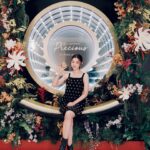 Michelle Wai Instagram - 好開心被邀請率先參觀CLARINS Precious #珍稀凝時體驗館 🖤 之前已經有用呢個系列既皇牌#至臻凝時面霜，質地夠潤又易吸收，用完會feel到皮膚好滑好有光澤✨ 而且仲有淡淡花香，俾人有種好似做完Spa嘅relax感覺🥰 而現場既美容師仲教我配合埋Loutil按摩儀一齊用 呢粒好似心型按摩儀融入咗人手按摩藝術，令緊緻效果更事半功倍。 嚟緊出席重要場合，等我每日用佢修靚輪廓先🧏🏻‍♀️ 今次體驗館由海運大廈露天廣場一直延伸到入口大堂，有多個靚靚打卡位同互動體驗可以玩。大家跟住我就一定有着數：😎 1️⃣完成會場嘅指定體驗後就可以獲得全效美肌體驗裝 (價值HK$224)🎁。 2️⃣記得喺 ｢光影月下鞦韆｣打卡，然後喺自己既社交平台分享兼加上指定hashtag，就有機會獲得價值豐富獎品，當中大獎係Klook禮品卡連至臻凝時探索套裝 (價值HK$5,000)。所以我就去晒咁多個打卡位啦！ 🤭另外體驗館喺指定日期及時間仲有多個限定工作坊，大家可以親手製作專屬嘅手藝作品。每位費用$300，完成後仲可即場全數換購CLARINS產品。 🌟CLARINS Precious珍稀凝時體驗館🌟 日期：即日起至3月24日 時間：10am-9pm 地點：海港城海運大廈露天廣場及入口大堂 登記網址: https://bit.ly/3V9KYLk #珍稀凝時體驗館 #PreciousNationPopup #CLARINSPrecious #AsRareAsYou #ClarinsHK @ClarinsHK