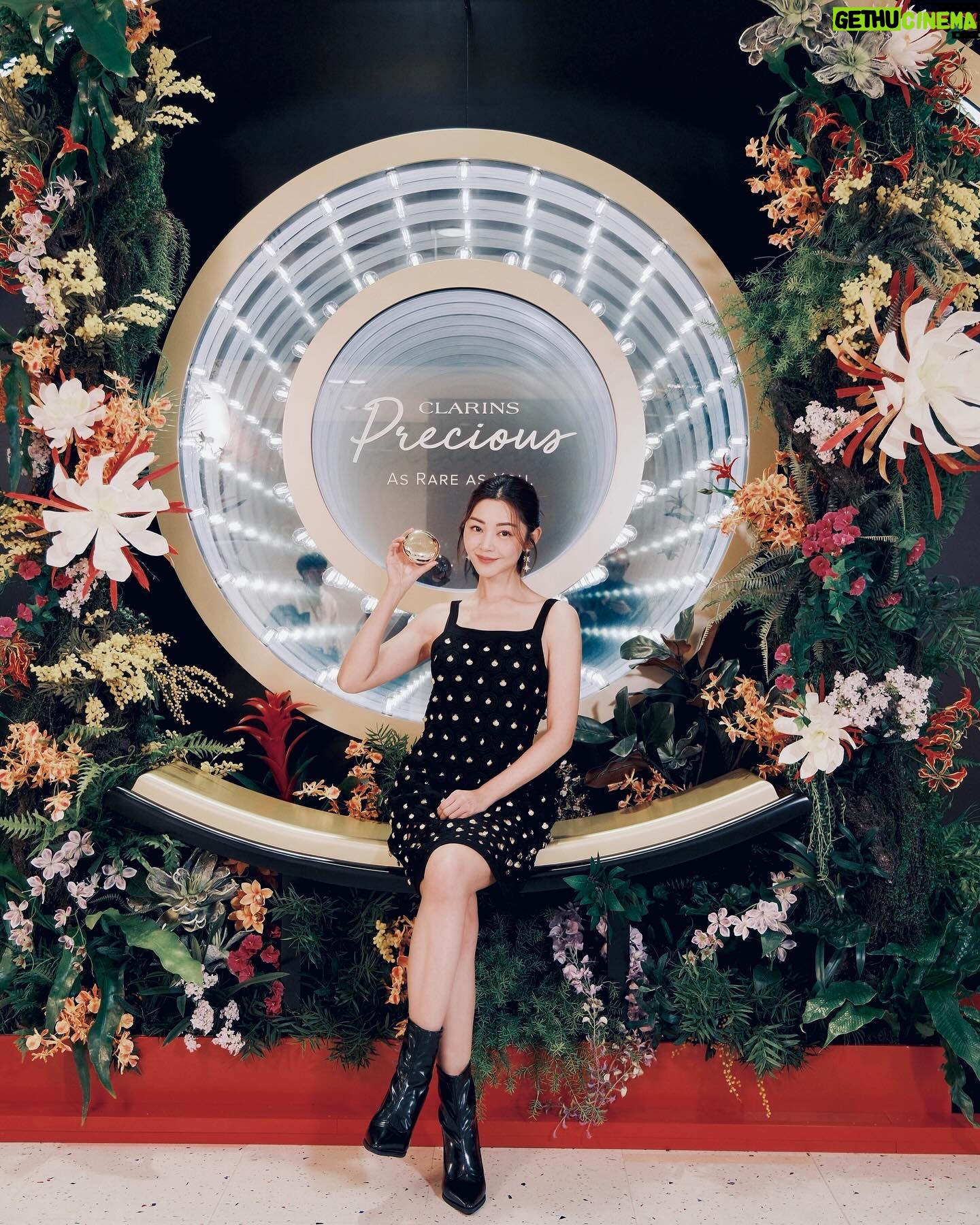 Michelle Wai Instagram - 好開心被邀請率先參觀CLARINS Precious #珍稀凝時體驗館 🖤 之前已經有用呢個系列既皇牌#至臻凝時面霜,質地夠潤又易吸收,用完會feel到皮膚好滑好有光澤✨ 而且仲有淡淡花香,俾人有種好似做完Spa嘅relax感覺🥰 而現場既美容師仲教我配合埋Loutil按摩儀一齊用 呢粒好似心型按摩儀融入咗人手按摩藝術,令緊緻效果更事半功倍。 嚟緊出席重要場合,等我每日用佢修靚輪廓先🧏🏻♀️ 今次體驗館由海運大廈露天廣場一直延伸到入口大堂,有多個靚靚打卡位同互動體驗可以玩。大家跟住我就一定有着數:😎 1️⃣完成會場嘅指定體驗後就可以獲得全效美肌體驗裝 (價值HK$224)🎁。 2️⃣記得喺 「光影月下鞦韆」打卡,然後喺自己既社交平台分享兼加上指定hashtag,就有機會獲得價值豐富獎品,當中大獎係Klook禮品卡連至臻凝時探索套裝 (價值HK$5,000)。所以我就去晒咁多個打卡位啦! 🤭另外體驗館喺指定日期及時間仲有多個限定工作坊,大家可以親手製作專屬嘅手藝作品。每位費用$300,完成後仲可即場全數換購CLARINS產品。 🌟CLARINS Precious珍稀凝時體驗館🌟 日期:即日起至3月24日 時間:10am-9pm 地點:海港城海運大廈露天廣場及入口大堂 登記網址: https://bit.ly/3V9KYLk #珍稀凝時體驗館 #PreciousNationPopup #CLARINSPrecious #AsRareAsYou #ClarinsHK @ClarinsHK