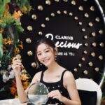 Michelle Wai Instagram - 好開心被邀請率先參觀CLARINS Precious #珍稀凝時體驗館 🖤 之前已經有用呢個系列既皇牌#至臻凝時面霜，質地夠潤又易吸收，用完會feel到皮膚好滑好有光澤✨ 而且仲有淡淡花香，俾人有種好似做完Spa嘅relax感覺🥰 而現場既美容師仲教我配合埋Loutil按摩儀一齊用 呢粒好似心型按摩儀融入咗人手按摩藝術，令緊緻效果更事半功倍。 嚟緊出席重要場合，等我每日用佢修靚輪廓先🧏🏻‍♀️ 今次體驗館由海運大廈露天廣場一直延伸到入口大堂，有多個靚靚打卡位同互動體驗可以玩。大家跟住我就一定有着數：😎 1️⃣完成會場嘅指定體驗後就可以獲得全效美肌體驗裝 (價值HK$224)🎁。 2️⃣記得喺 ｢光影月下鞦韆｣打卡，然後喺自己既社交平台分享兼加上指定hashtag，就有機會獲得價值豐富獎品，當中大獎係Klook禮品卡連至臻凝時探索套裝 (價值HK$5,000)。所以我就去晒咁多個打卡位啦！ 🤭另外體驗館喺指定日期及時間仲有多個限定工作坊，大家可以親手製作專屬嘅手藝作品。每位費用$300，完成後仲可即場全數換購CLARINS產品。 🌟CLARINS Precious珍稀凝時體驗館🌟 日期：即日起至3月24日 時間：10am-9pm 地點：海港城海運大廈露天廣場及入口大堂 登記網址: https://bit.ly/3V9KYLk #珍稀凝時體驗館 #PreciousNationPopup #CLARINSPrecious #AsRareAsYou #ClarinsHK @ClarinsHK