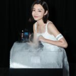 Michelle Wai Instagram - 早排去咗HONOR最新推出嘅Magic6 Pro手機活動。呢款新手機配置咗單反級 AI鷹眼相機系統，可以輕鬆捕捉到快速移動嘅場景或者動作！無論係用黎幫自己記錄工作或平日美好時刻，全部都可以輕鬆搞掂。 我仲即場用枱上工具試刮HONOR Magic6 Pro的屏幕表面，刮之前我問現場工作人員係咪真係要刮落去？花咗點算？工作人員叫我放心刮，一定唔會有問題，有事都唔洗我負責我先夠膽用硬幣刮落手機表面，點知真係完全無花痕，完全體現到手機屏幕的強硬度。 今次新手機仲有好多強大功能，例如全新AI魔法作業系統MagicOS 8.0，設有「HONOR任意門」功能，只需要輕輕一拖，就可以即刻滿足各種需求。另外佢仲擁有 5600mAh超大電池容量，平時出街點用點影都唔怕好快無電，真係岩哂我！ @honor.hk @chillchipr #HonorHongKong #Honor #Honorglobal #Honor Magic6 Pro #AI #MagicOS8.0 #DiscoverTheMagic
