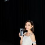 Michelle Wai Instagram - 早排去咗HONOR最新推出嘅Magic6 Pro手機活動。呢款新手機配置咗單反級 AI鷹眼相機系統，可以輕鬆捕捉到快速移動嘅場景或者動作！無論係用黎幫自己記錄工作或平日美好時刻，全部都可以輕鬆搞掂。 我仲即場用枱上工具試刮HONOR Magic6 Pro的屏幕表面，刮之前我問現場工作人員係咪真係要刮落去？花咗點算？工作人員叫我放心刮，一定唔會有問題，有事都唔洗我負責我先夠膽用硬幣刮落手機表面，點知真係完全無花痕，完全體現到手機屏幕的強硬度。 今次新手機仲有好多強大功能，例如全新AI魔法作業系統MagicOS 8.0，設有「HONOR任意門」功能，只需要輕輕一拖，就可以即刻滿足各種需求。另外佢仲擁有 5600mAh超大電池容量，平時出街點用點影都唔怕好快無電，真係岩哂我！ @honor.hk @chillchipr #HonorHongKong #Honor #Honorglobal #Honor Magic6 Pro #AI #MagicOS8.0 #DiscoverTheMagic