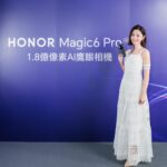 Michelle Wai Instagram - 早排去咗HONOR最新推出嘅Magic6 Pro手機活動。呢款新手機配置咗單反級 AI鷹眼相機系統，可以輕鬆捕捉到快速移動嘅場景或者動作！無論係用黎幫自己記錄工作或平日美好時刻，全部都可以輕鬆搞掂。 我仲即場用枱上工具試刮HONOR Magic6 Pro的屏幕表面，刮之前我問現場工作人員係咪真係要刮落去？花咗點算？工作人員叫我放心刮，一定唔會有問題，有事都唔洗我負責我先夠膽用硬幣刮落手機表面，點知真係完全無花痕，完全體現到手機屏幕的強硬度。 今次新手機仲有好多強大功能，例如全新AI魔法作業系統MagicOS 8.0，設有「HONOR任意門」功能，只需要輕輕一拖，就可以即刻滿足各種需求。另外佢仲擁有 5600mAh超大電池容量，平時出街點用點影都唔怕好快無電，真係岩哂我！ @honor.hk @chillchipr #HonorHongKong #Honor #Honorglobal #Honor Magic6 Pro #AI #MagicOS8.0 #DiscoverTheMagic