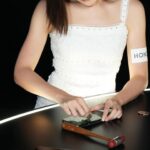 Michelle Wai Instagram - 早排去咗HONOR最新推出嘅Magic6 Pro手機活動。呢款新手機配置咗單反級 AI鷹眼相機系統，可以輕鬆捕捉到快速移動嘅場景或者動作！無論係用黎幫自己記錄工作或平日美好時刻，全部都可以輕鬆搞掂。 我仲即場用枱上工具試刮HONOR Magic6 Pro的屏幕表面，刮之前我問現場工作人員係咪真係要刮落去？花咗點算？工作人員叫我放心刮，一定唔會有問題，有事都唔洗我負責我先夠膽用硬幣刮落手機表面，點知真係完全無花痕，完全體現到手機屏幕的強硬度。 今次新手機仲有好多強大功能，例如全新AI魔法作業系統MagicOS 8.0，設有「HONOR任意門」功能，只需要輕輕一拖，就可以即刻滿足各種需求。另外佢仲擁有 5600mAh超大電池容量，平時出街點用點影都唔怕好快無電，真係岩哂我！ @honor.hk @chillchipr #HonorHongKong #Honor #Honorglobal #Honor Magic6 Pro #AI #MagicOS8.0 #DiscoverTheMagic