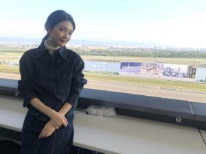 Michiko Tanaka Instagram - 京都競馬場行ってきました🥴✨

メイン2レース当たったもののガミってしまったよ〜🥹
でもでも、これから楽しみなレースもあるからこの調子で的中させてく！

2枚目はコラボTシャツ！
競馬場な最適な装いで行ってきました笑

明日も朝からロケだー！
寝るぞー！