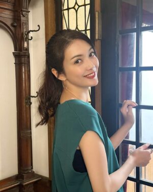 Michiko Tanaka Instagram - 少し寒くなってきましたね！
9月の終わり頃から、季節の変わり目で体調崩す方も多いみたいなので、みなさんお気をつけて😳🥺✨

明日の築き人は
華道家の大谷美香さんをお招きしております✨🥰
初の女性ゲストで、お話し足りないくらい盛り上がりました✨

衣装もフォーマルなのにカジュアルさもあってすごくカッコいいセットアップでした！ぜひご覧ください😘💁‍♀️

setup
@munich_official
accessory
@ageta_official
shoes
@dianashoespress