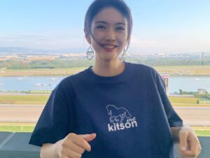 Michiko Tanaka Instagram - 京都競馬場行ってきました🥴✨

メイン2レース当たったもののガミってしまったよ〜🥹
でもでも、これから楽しみなレースもあるからこの調子で的中させてく！

2枚目はコラボTシャツ！
競馬場な最適な装いで行ってきました笑

明日も朝からロケだー！
寝るぞー！