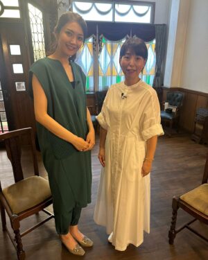 Michiko Tanaka Instagram - 少し寒くなってきましたね！
9月の終わり頃から、季節の変わり目で体調崩す方も多いみたいなので、みなさんお気をつけて😳🥺✨

明日の築き人は
華道家の大谷美香さんをお招きしております✨🥰
初の女性ゲストで、お話し足りないくらい盛り上がりました✨

衣装もフォーマルなのにカジュアルさもあってすごくカッコいいセットアップでした！ぜひご覧ください😘💁‍♀️

setup
@munich_official
accessory
@ageta_official
shoes
@dianashoespress