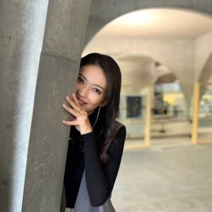 Michiko Tanaka Instagram - 連投すみません💦
本日20:49〜 築き人
ゲストは建築界の巨匠✨伊東豊雄さんです！😆✨
撮影場所も、伊東さんが手がけられた多摩美術大学図書館内でロケさせていただきました🙇‍♀️
伊東さんは魅力的なカーブが特徴の作品が多く、作品に対しても想いもたくさん聞かせていただきました☺️✨
建築界隈の方のみならずたくさんの方にご覧いただきたいです😊❤️