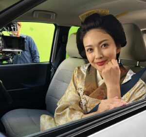 Michiko Tanaka Instagram - #大奥 7話いかがでしたでしょうか？☺️✨
今回大奥と#日産サクラ のコラボCMに出演しました🥳ハシヤスメさんとご一緒✨
こちらは7話のTver.FODの見逃し配信でご覧いただけます！

着物とカツラをつけて電気自動車に乗るというギャップもありますが、なにより大きいカツラを付けても圧迫感のない車内に感動✨😍あと自動駐車も凄かった！あっぱれ😳👏

普段と違う高岳をご覧いただけると思うので
ぜひ見逃し配信の方も観てくださいね🥳✨

#フジ大奥　#電気自動車