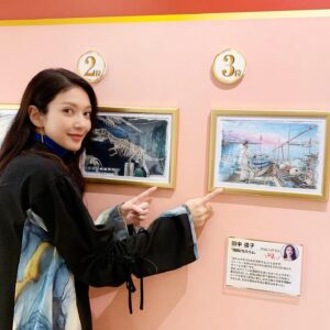 Michiko Tanaka Instagram - 今日はプレバト水彩画展にて、トークショーでした😊✨
本当にたくさんの方にご来場いただきました🥰

トークショーの最中も笑いながら聞いてくださったみなさん、本当にありがとうございました！トークショーでもお話した通り、みなさんの応援が底力になります！これからもプレバトメンバーたちにご声援よろしくお願いします！🥰❤️

プレバトのインスタの方でもご覧いただけるようなので、お時間ご都合つく方は是非ご覧ください😚

そして、本日22:00〜
NHK FMシアター　
ラジオドラマ「心得」にて出演させていただいてます😊

初めてのラジオドラマで、
てんてこ舞いになりながらも頑張りました♪そちらもぜひ聴いていただけたら嬉しいです！
