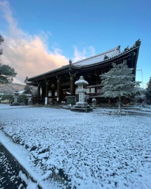 Michiko Tanaka Instagram - 京都は雪が積もっております⛄️
そんな中#大奥 撮影中。
満面の笑みなのに何故か怖いと言われる高岳…😀
寒さに負けじと頑張ります💪

今日22:00〜は第二話が放送されます🥰
ぜひご覧ください😘