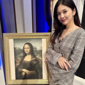Michiko Tanaka Instagram - 明日はプレバト以外も放送あるよ🙆‍♀️

築き人 20:49〜
ザ・プロファイラー 21:00〜

出演してます💁‍♀️✨
築き人は春風亭昇太師匠をお招きしてますよ🤭❤️
お話上手でスタッフさん含めてみんな大好きな師匠の情熱を皆さんぜひ観てください🥰✨

プロファイラーは写真でも分かるかな？
レオナルド・ダ・ヴィンチの生涯を追ってます🙆‍♀️✨観る人によって印象が変わるレオナルド。面白いのでぜひご覧ください☺️✨