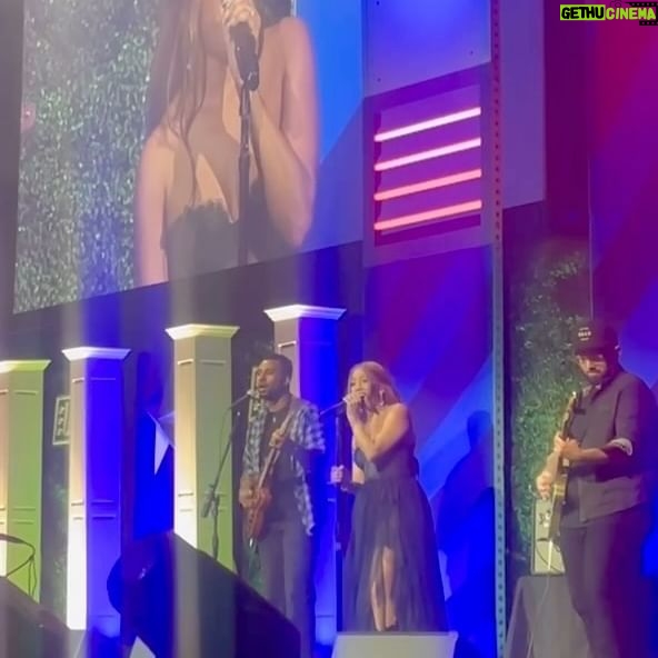 Mickey Guyton Instagram - It’s always special performing “All American,” but singing it last week in DC for @theuso was truly an honor. ❤️
