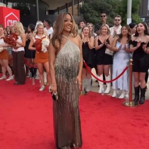 Mickey Guyton Instagram - The BEST night at the @cmt awards!! Thanks to my glam team for making me sparkle. #CMTawards ✨

▪️Makeup @emgraymakeup
▪️Style @savannahkmendoza
▪️Hair @hair.byjazmink
▪️Dress @retrofete
▪️Shoes & Bag @jimmychoo
▪️Jewelry @swarovski @nadrijewelry
