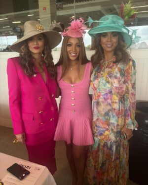 Mickey Guyton Instagram - Pre-derby festivities 💕🐎

@mstinaknowles @smokeyrobinson @hollyrpeete 

👗: @retrofete