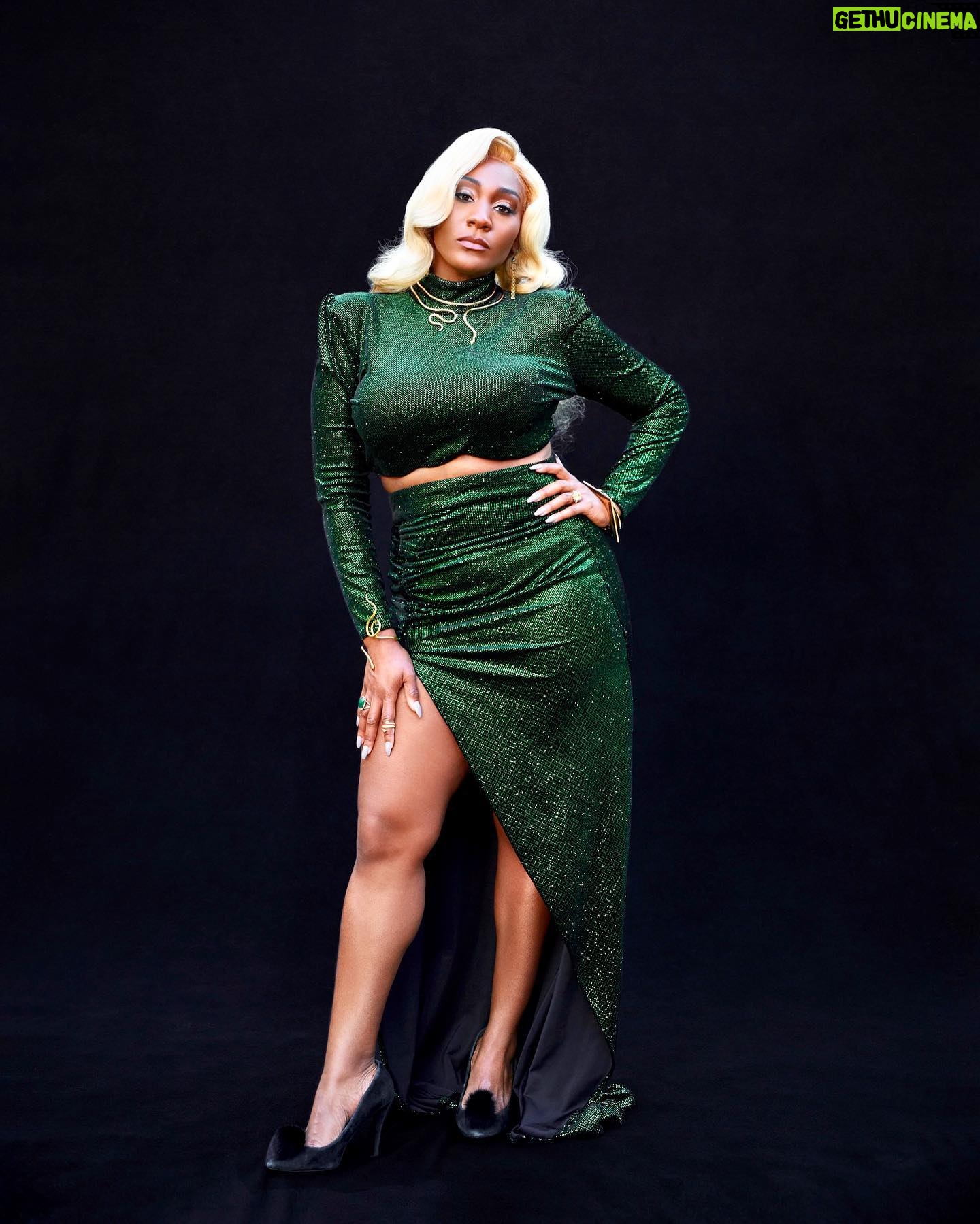 Mignon Von Instagram - Light is meant to shine in dark places… but while you’re shining, I need my #empaths to protect your energy out here. 💚🖤💛 #evergreen #light #starsshinebrighterinthedark #youareenough #sistasonbet #blackgirlmagic #blackboyjoy #loveyourself #loveyourneighbor #bekind #ibelieveinyou
