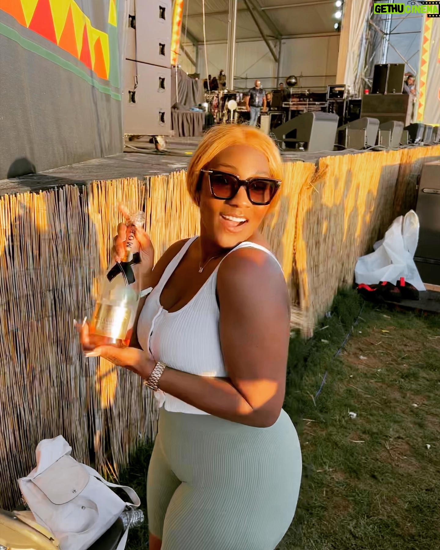 Mignon Von Instagram - FLOTUS & Danni take #jazzfest…#nola has some of the greatest fans in the world. Thanks for the Rosé #bustarhymes & friends. #erykahbadu it was hot girl , but those 30 mins were some of the greatest display of musicality and artistry I’ve ever seen! @kronmoore again next year?! But no more red beans in 200° weather #theoval #sistasonbet #chargrilledoysters #noforks #frenchmanstreet #heatstrokestatus