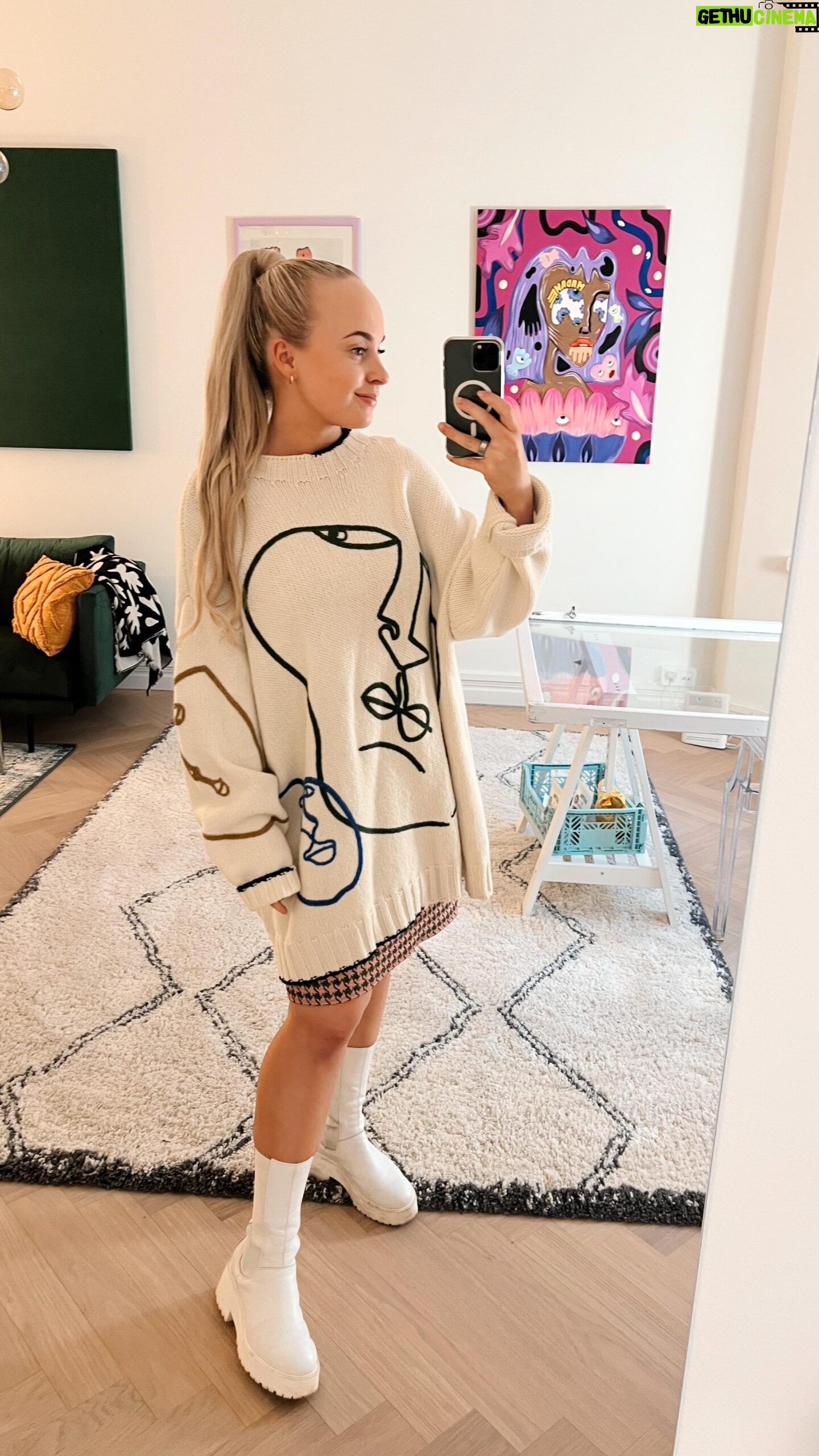 Miisa Rotola-Pukkila Instagram - Syksy on mun lemppari vuodenaika pukeutua🤎 Tällä hetkellä kiinnostaa isot neuleet, hameet ja bootsit.