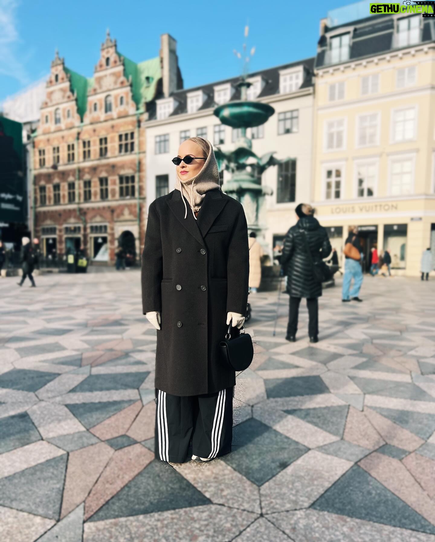 Miisa Rotola-Pukkila Instagram - Köpis-vinkkejä kas tässä! Tallenna postaus, jos joskus suuntaat Tanskan maalle! 🔸 HAY House: Kahdessa kerroksessa tanskalaisen design-talon sisustusherkkuja. 🔸 Studio Arhoj: Värikylpy käsintehdyn keramiikan keskellä. Täältä kannoin parit kahvikupit ja kannut kotiin.🙈 🔸 NENI Copenhagen: Meidän hotellin (25hours hotel) yhteydessä oleva ravintola, jossa ideana oli tilata jaettavia annoksia pöytään. 🔸 Second wardrobe: Käytiin useammissa second hand -kaupoissa, mutta tää oli mun ehdoton lemppari! Erittäin hyvin kuratoitu kiinnostava valikoima käytettyjä merkkituotteita. 🔸 Palmen Slik: Eeppinen karkkikauppa. 🔸 Henrik Vibskov Boutique: Upeasti sisustettu designer-vaatteiden myymälä. 🔸 BauBau: Vintage-aarteiden tyyssija! 🔸 Cafe Flottenheimer: Symppis ravintola, johon päädyttiin kaks eri kertaa halloum-saldelle ja ranskalaisille. Jos mulla ois ravintola, siellä ois tämmösiä annoksia.🥹 🔸 Lagkakehuset: Kaupungin parhaat kanelikierteet.