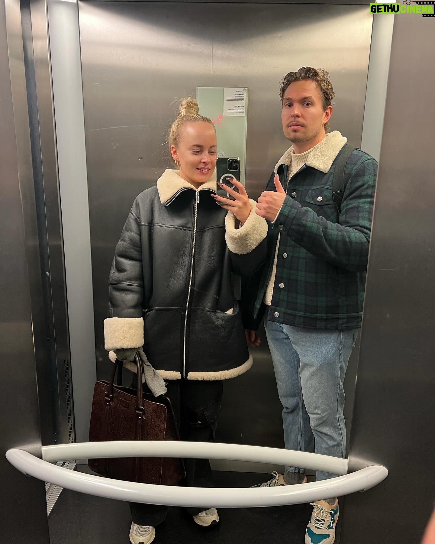 Miisa Rotola-Pukkila Instagram - Marraskuu…🧸🤎 Joka vuosi mietityttää, että kuinka kovaa marraskuun pimeys iskee luihin, ytimiin ja mieleen.🌪️ Tällä kertaa ei iskenytkään. Sain voimaa maailman ihanimmasta työprokkiksesta ja ihanimmista työkamuista. Sain pidettyä hyvän balanssin työn ja levon välillä, ja vapaapäiviä ei tarvinnutkaan vaan maata sohvalla ylikuormittuneena. Hyvä marraskuu.👏🏼 Hyvä minä.👏🏼 Ehkä tää tästä.👏🏼
