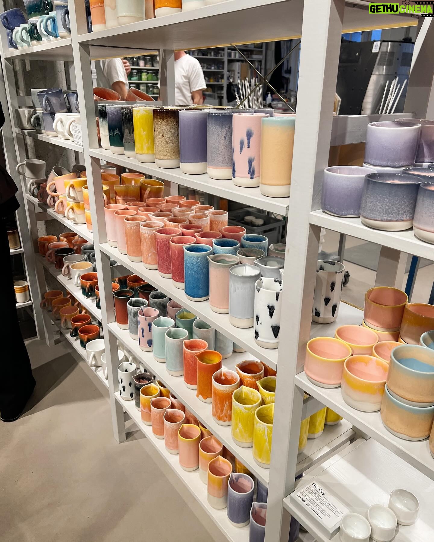 Miisa Rotola-Pukkila Instagram - Köpis-vinkkejä kas tässä! Tallenna postaus, jos joskus suuntaat Tanskan maalle! 🔸 HAY House: Kahdessa kerroksessa tanskalaisen design-talon sisustusherkkuja. 🔸 Studio Arhoj: Värikylpy käsintehdyn keramiikan keskellä. Täältä kannoin parit kahvikupit ja kannut kotiin.🙈 🔸 NENI Copenhagen: Meidän hotellin (25hours hotel) yhteydessä oleva ravintola, jossa ideana oli tilata jaettavia annoksia pöytään. 🔸 Second wardrobe: Käytiin useammissa second hand -kaupoissa, mutta tää oli mun ehdoton lemppari! Erittäin hyvin kuratoitu kiinnostava valikoima käytettyjä merkkituotteita. 🔸 Palmen Slik: Eeppinen karkkikauppa. 🔸 Henrik Vibskov Boutique: Upeasti sisustettu designer-vaatteiden myymälä. 🔸 BauBau: Vintage-aarteiden tyyssija! 🔸 Cafe Flottenheimer: Symppis ravintola, johon päädyttiin kaks eri kertaa halloum-saldelle ja ranskalaisille. Jos mulla ois ravintola, siellä ois tämmösiä annoksia.🥹 🔸 Lagkakehuset: Kaupungin parhaat kanelikierteet.