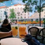 Miisa Rotola-Pukkila Instagram - Käymisen arvoiset paikat Budapestissä.🧡 Tallenna postaus varuiksi, jos joskus suuntaat sinne! Kolmessa päivässä ehdittiin koluta paljon, mutta tässä rajattuna meidän lempparikohteita. Kuva 1: Szatyor Bár. Jännittävä sisustus! Hyvät holittomat drinksut ja ihanaa paikallista ruokaa. (Myös peruspurilaisia) 2: DoubleShot Coffee & Brunch. Tästä tuli heti meidän vakkariaamiaismesta. 3: Bartók: Kiva terassi ja hyviä paikallisia ruokia. 4: MITZI: Ihanan rosoinen sisustus ja tunnelma. Käytiin lounaalla, mutta viikonlopun brunssi näytti myös todella hyvältä. 5: Gellert-kukkula. Tänne kannattaa kivuta auringonlaskun aikaan. Noin kilometrin nousu portaita pitkin ja näkymät olivat mahtavat! 6: Ludovika. Ihastuttava vintagekauppa. Etenkin asustevalikoima oli kiinnostava! 7: Pyhän Tapanin tuomiokirkko. Todella vaikuttava ja näkemisen arvoinen pytinki. Lisämaksusta pääsee kiipeämään kirkon torniin, josta on upeat maisemat. 8: Tunnin Tonava-risteily ilta-aikaan. Kaupungin kaikki merkittävät rakennukset ja nähtävyydet on valaistu upeasti ja näyttää hienolta joelta päin. Risteily ilman ruokaa ja juomaa maksaa noin 15€. 9: Rudas Thermal Bath. Kylpyläkokemus Budapestissä on wörtti! Rudas oli siisti, mutta sokkeloinen. Saunoja ja altaita oli kymmeniä! Mielenkiintoinen ja rentouttava kokemus. Omat uikkarit, läpsyt ja pyyhe mukaan! 10: Julkisen liikenteen käyttö oli tosi helppoa. Kannattaa ladata BudapestGO app, jolla saa ostettua liput kätevästi. Liput skannataan ratikan tai bussin ovella QR-koodilla. Kiitos Budapest, olit hitti! Yllätit positiivisesti tosi monta kertaa! Kiitos paras ystävä ja matkakumppani @marjutii 🥹 Kaks matkanjohtajasielua yhdessä reissussa on pelkkää voittoo.🤌🏼