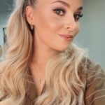 Miisa Rotola-Pukkila Instagram - Täytän tänään 29 vuotta ja tuntuu, että en oo oikein oppinut elämään mun elämää vielä omien vaatimusten, terveyshaasteiden, yhteiskunnan odotusten ja työelämän paineiden kanssa tasapainoillessa.🌪️ Täytynee jatkaa uteliaana oppimista ja ihmettelyä.💪🏼 No en aio murehtia sitä tänään. Tomas on järkännyt mulle ihanaa ohjelmaa synttäripäiväksi, enkä malta odottaa, mitä on luvassa🥹🤎 videon meikki ja hiukset @miia_ollula 🫶🏼