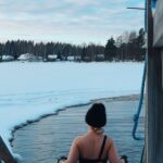 Miisa Rotola-Pukkila Instagram - Elpymishetki✨🤍💫 Kesällä haaveilin avantouinnin aloittamisesta ja valmistauduin kylmenevään veteen jatkamalla uimista pitkälle syksyyn. Oon niin innoissani, että nyt ollaan tässä. Mielenkiintoista seurata, millaisia vaikutuksia huomaan pidemmällä tähtäimellä esimerkiksi ahdistukseen tai migreeniin. Nyt ainakin tuntuu todella hyvältä.🙏🏻