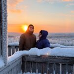 Miisa Rotola-Pukkila Instagram - Ei taaskaan tarvinnut Lappiin asti lähteä!💫✨❄️ Keuruu (tarkemmin Riiho) tarjoili parastaan paukkupakkaspäivänä, kun vietiin Amerikan vieraat retkelle Himmaanmäelle.🤍 -27,5 astetta, auringonlasku näkötornista, lämmitetty kota, makkaraa ja tikkupullaa ja illalla elämykselliseen avantoon.🌬️✨ Pitäisköhän sitä perustaa matkailutoimisto turisteille?🤣