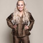 Miisa Rotola-Pukkila Instagram – MUODIN HUIPULLE uusi kausi starttaa ensi keväänä @mtvkatsomo @mtv3suomi !!!🔥🤎🪡👗

Maailman parasta jatkaa ohjelman juontajana ja tuomarina timanttisen tiimin kanssa @samisykko @sofiajarnefelt sekä uusi vakiotuomarimme @mertotsamo !😍

Helmikuussa nähdään jälleen, millaisia muotiluomuksia 10 superlahjakasta suunnittelijaa tuovat näytöslavalle tuomariston eteen!

#MuodinHuipulle 

muah & tyyli: @lauramelanieh 
kuva: @juuliaschan