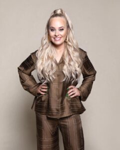 Miisa Rotola-Pukkila Instagram - MUODIN HUIPULLE uusi kausi starttaa ensi keväänä @mtvkatsomo @mtv3suomi !!!🔥🤎🪡👗 Maailman parasta jatkaa ohjelman juontajana ja tuomarina timanttisen tiimin kanssa @samisykko @sofiajarnefelt sekä uusi vakiotuomarimme @mertotsamo !😍 Helmikuussa nähdään jälleen, millaisia muotiluomuksia 10 superlahjakasta suunnittelijaa tuovat näytöslavalle tuomariston eteen! #MuodinHuipulle muah & tyyli: @lauramelanieh kuva: @juuliaschan