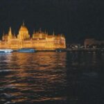 Miisa Rotola-Pukkila Instagram - Käymisen arvoiset paikat Budapestissä.🧡 Tallenna postaus varuiksi, jos joskus suuntaat sinne! Kolmessa päivässä ehdittiin koluta paljon, mutta tässä rajattuna meidän lempparikohteita. Kuva 1: Szatyor Bár. Jännittävä sisustus! Hyvät holittomat drinksut ja ihanaa paikallista ruokaa. (Myös peruspurilaisia) 2: DoubleShot Coffee & Brunch. Tästä tuli heti meidän vakkariaamiaismesta. 3: Bartók: Kiva terassi ja hyviä paikallisia ruokia. 4: MITZI: Ihanan rosoinen sisustus ja tunnelma. Käytiin lounaalla, mutta viikonlopun brunssi näytti myös todella hyvältä. 5: Gellert-kukkula. Tänne kannattaa kivuta auringonlaskun aikaan. Noin kilometrin nousu portaita pitkin ja näkymät olivat mahtavat! 6: Ludovika. Ihastuttava vintagekauppa. Etenkin asustevalikoima oli kiinnostava! 7: Pyhän Tapanin tuomiokirkko. Todella vaikuttava ja näkemisen arvoinen pytinki. Lisämaksusta pääsee kiipeämään kirkon torniin, josta on upeat maisemat. 8: Tunnin Tonava-risteily ilta-aikaan. Kaupungin kaikki merkittävät rakennukset ja nähtävyydet on valaistu upeasti ja näyttää hienolta joelta päin. Risteily ilman ruokaa ja juomaa maksaa noin 15€. 9: Rudas Thermal Bath. Kylpyläkokemus Budapestissä on wörtti! Rudas oli siisti, mutta sokkeloinen. Saunoja ja altaita oli kymmeniä! Mielenkiintoinen ja rentouttava kokemus. Omat uikkarit, läpsyt ja pyyhe mukaan! 10: Julkisen liikenteen käyttö oli tosi helppoa. Kannattaa ladata BudapestGO app, jolla saa ostettua liput kätevästi. Liput skannataan ratikan tai bussin ovella QR-koodilla. Kiitos Budapest, olit hitti! Yllätit positiivisesti tosi monta kertaa! Kiitos paras ystävä ja matkakumppani @marjutii 🥹 Kaks matkanjohtajasielua yhdessä reissussa on pelkkää voittoo.🤌🏼