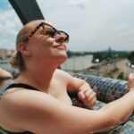 Miisa Rotola-Pukkila Instagram - Käymisen arvoiset paikat Budapestissä.🧡 Tallenna postaus varuiksi, jos joskus suuntaat sinne! Kolmessa päivässä ehdittiin koluta paljon, mutta tässä rajattuna meidän lempparikohteita. Kuva 1: Szatyor Bár. Jännittävä sisustus! Hyvät holittomat drinksut ja ihanaa paikallista ruokaa. (Myös peruspurilaisia) 2: DoubleShot Coffee & Brunch. Tästä tuli heti meidän vakkariaamiaismesta. 3: Bartók: Kiva terassi ja hyviä paikallisia ruokia. 4: MITZI: Ihanan rosoinen sisustus ja tunnelma. Käytiin lounaalla, mutta viikonlopun brunssi näytti myös todella hyvältä. 5: Gellert-kukkula. Tänne kannattaa kivuta auringonlaskun aikaan. Noin kilometrin nousu portaita pitkin ja näkymät olivat mahtavat! 6: Ludovika. Ihastuttava vintagekauppa. Etenkin asustevalikoima oli kiinnostava! 7: Pyhän Tapanin tuomiokirkko. Todella vaikuttava ja näkemisen arvoinen pytinki. Lisämaksusta pääsee kiipeämään kirkon torniin, josta on upeat maisemat. 8: Tunnin Tonava-risteily ilta-aikaan. Kaupungin kaikki merkittävät rakennukset ja nähtävyydet on valaistu upeasti ja näyttää hienolta joelta päin. Risteily ilman ruokaa ja juomaa maksaa noin 15€. 9: Rudas Thermal Bath. Kylpyläkokemus Budapestissä on wörtti! Rudas oli siisti, mutta sokkeloinen. Saunoja ja altaita oli kymmeniä! Mielenkiintoinen ja rentouttava kokemus. Omat uikkarit, läpsyt ja pyyhe mukaan! 10: Julkisen liikenteen käyttö oli tosi helppoa. Kannattaa ladata BudapestGO app, jolla saa ostettua liput kätevästi. Liput skannataan ratikan tai bussin ovella QR-koodilla. Kiitos Budapest, olit hitti! Yllätit positiivisesti tosi monta kertaa! Kiitos paras ystävä ja matkakumppani @marjutii 🥹 Kaks matkanjohtajasielua yhdessä reissussa on pelkkää voittoo.🤌🏼