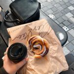 Miisa Rotola-Pukkila Instagram – Köpis-vinkkejä kas tässä! Tallenna postaus, jos joskus suuntaat Tanskan maalle!

🔸 HAY House: Kahdessa kerroksessa tanskalaisen design-talon sisustusherkkuja.

🔸 Studio Arhoj: Värikylpy käsintehdyn keramiikan keskellä. Täältä kannoin parit kahvikupit ja kannut kotiin.🙈

🔸 NENI Copenhagen: Meidän hotellin (25hours hotel) yhteydessä oleva ravintola, jossa ideana oli tilata jaettavia annoksia pöytään.

🔸 Second wardrobe: Käytiin useammissa second hand -kaupoissa, mutta tää oli mun ehdoton lemppari! Erittäin hyvin kuratoitu kiinnostava valikoima käytettyjä merkkituotteita.

🔸 Palmen Slik: Eeppinen karkkikauppa.

🔸 Henrik Vibskov Boutique: Upeasti sisustettu designer-vaatteiden myymälä.

🔸 BauBau: Vintage-aarteiden tyyssija!

🔸 Cafe Flottenheimer: Symppis ravintola, johon päädyttiin kaks eri kertaa halloum-saldelle ja ranskalaisille. Jos mulla ois ravintola, siellä ois tämmösiä annoksia.🥹

🔸 Lagkakehuset: Kaupungin parhaat kanelikierteet.