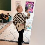Miisa Rotola-Pukkila Instagram – Office vibes🌸✨🌸 

Palattiin toimistolle kesätauon jälkeen innostuneissa tunnelmissa. Tää on inspiroiva tila, jossa on helppo hengittää ja hyvä olla. Voi luoda uutta, saada asioita aikaiseksi tai ihan vaan pötköttää sohvalla. 

Tänään sain työtilan täyteen myös rakkaita viestijäkollegoita, joiden kanssa pidettiin yhteinen etätyöpäivä.🫶🏼 

Arki on tuntunut kivalta.💫