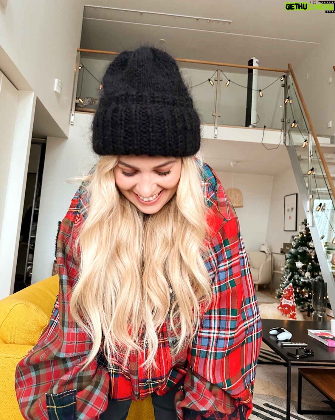 Miisa Rotola-Pukkila Instagram - mainos @bookbeat.fi & arvonta 💫 Tervetuloa mun näköisiin pikkujouluihin❤️🎄🎧Bailaaminen pikkumekossa yömyöhään ei oo mun juttu, joten halusin järkätä omat mun näköiset pikkujoulut mun seuraajille PYJAMABILEET -teemalla😍 Järjestän tapahtuman yhdessä yhteistyökumppanini äänikirjapalvelu BookBeatin kanssa. Pikkujoulut ovat tiistaina 12.12.2023 Helsingissä ja pääsen arpomaan 10 seuraajalle paikat tapahtumaan.✨ Mun näköisten pikkujoulujen ohjelmassa on: 🎧 Rauhoittumista yhteistä äänikirjaa kuunnellen. 💎 Korupajassa näpertämistä (kaikki saavat tehdä itselleen oman voimakorun🩵) 🧁 Herkkuja! 🧸 Rentoilua ja tutustumista. Pukukoodi: Pyjama, kotiasu, lökövaatteet, jotain missä tunnet itsesi kotoisaksi🤎 Näin pääset mukaan arvontaan: Seuraa BookBeatia Instagramissa (@bookbeat.fi). Kommentoi tähän postaukseen jokin kirja, jonka haluaisit kuunnella tai lukea. Arvonnan ehdot: Ikäraja osallistumiselle on 18. Osallistumisaika päättyy 3.12. klo 23:59. BookBeat ilmoittaa arvonnan voittajille henkilökohtaisesti Instagram-yksityisviestillä osallistumisajan päätyttyä. Instagram ei ole mukana arvonnassa. Nähdään pikkujouluissa😍