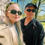 Miisa Rotola-Pukkila Instagram - SPOTTED: Pitkän linjan tuupertaja käyskenteli viikonloppuna Helsingin Esplanadin puistossa ttk-tanssiparinsa @markokeranen kanssa. Kaksikko oli sonnustautunut tummiin aurinkolaseihin ja keväisiin asuihin. Tuupertaja Mmiisas oli pukeutunut maanläheisiin väreihin ja hänen päätään koristi näyttävä hiuspanta. Marko Keränen luotti tyylilleen uskollisena mustaan. Lieneekö entinen tanssiparivaljakko ollut päivittelemässä viimeaikaisia kuulumisiaan vai punomassa uusia juonia? Xoxo, Gossip girl 💋 paparazzikuvat by @markokeranen