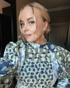 Miisa Rotola-Pukkila Instagram - Viikonloppuna juhlittiin rakkaiden ystävien häitä Oulussa.✨🤍 Päätin jo etukäteen, että aion ottaa tästä reissusta kaiken ilon irti ja niin tein. Oli parasta nauraa maha kippurassa lapsuudenystävien kanssa kaikelle mahdolliselle, muistella yläasteen hölmöilyjä ja pomppia täpöö tanssilattialla. Näiden tyyppien kanssa saa olla kyllä täysin oma itsensä.🫶🏼