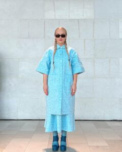 Miisa Rotola-Pukkila Instagram - Meidän muotiviikko huipentui @marimekko FW24 -näytökseen upeassa Tanskan kansallisgalleriassa. Tunnelma oli ihan mieletön ja mallisto sai raikuvat hurrausaplodit lopuksi.🧡 asukuva: @jereviinikainen 🫶🏼