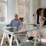 Miisa Rotola-Pukkila Instagram - Saikun jälkeinen työarki on tuntunut mainiolta. Oon palautunut hyvin kuormituksesta ja pää on pysynyt kevyenä ja oon siitä niin iloinen. Kiitos biologisen lääkkeen. Neurologikin totesi, että aivan mahtavaa, aivan mahtavaa.🎈 Ps. Olin niin fiiliksissä mun työhuoneen uudesta pöydästä ja järkästä, että piti ihan itselaukaisijalla napsia kuvat! Kyllä täällä töitä kelpaa tehdä!🌸🙂‍↕️