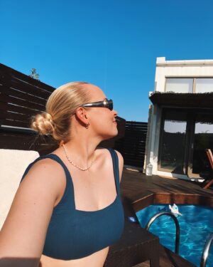 Miisa Rotola-Pukkila Instagram - Eka viikko takana etätyökuukaudesta Kreetalla ja olo on jo nyt rauhoittunut valtavasti ja kierrokset laskeneet.💛 Jotain taikaa tässä saaressa on, nimittäin mulla ei oo ollut myöskään migreeniä 7 päivään!🤯🙏🏻💫✨🌬️