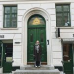 Miisa Rotola-Pukkila Instagram – Löydettiin uskomaton karkkikauppa, Tomas teki vuosisadan second hand -löydön ja meikäläinen osti kirpparilta metallikyltin, jossa lukee vaatekaappi tanskaksi. Eniten harmitti, että upeet bootsit jäi ostamatta, kun pohkeet on niin minttiin treenattu.💁🏼‍♀️